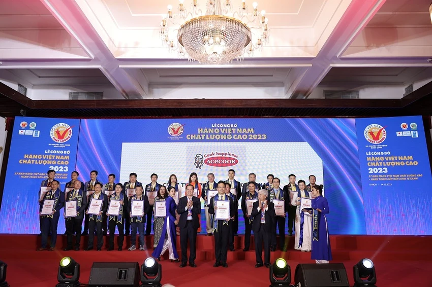 Chủ tịch UBND TP.HCM Phan Văn Mãi tại lễ trao chứng nhận danh hiệu hàng Việt Nam chất lượng cao 2023 Chủ tịch UBND TP.HCM Phan Văn Mãi tại lễ trao chứng nhận danh hiệu hàng Việt Nam chất lượng cao 2023