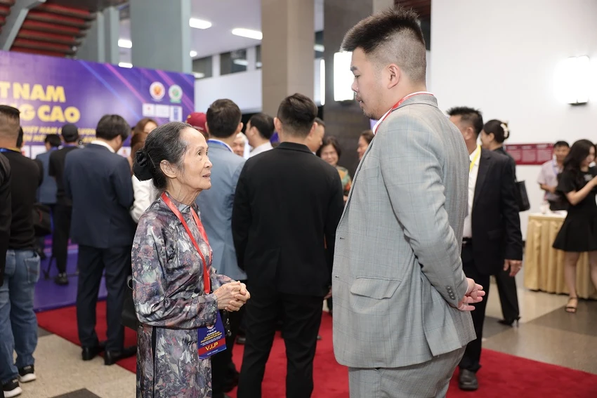 Chuyên gia kinh tế Phạm Chi Lan trao đổi khách mời tham gia hàng Việt Nam chất lượng cao 2023 Chuyên gia kinh tế Phạm Chi Lan trao đổi khách mời tham gia hàng Việt Nam chất lượng cao 2023
