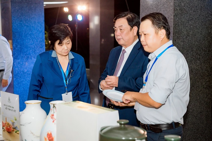 Bộ trưởng Lê Minh Hoan tham quan các gian hàng tại lễ trao chứng nhận hàng Việt Nam chất lượng cao 2023 Bộ trưởng Lê Minh Hoan tham quan các gian hàng tại lễ trao chứng nhận hàng Việt Nam chất lượng cao 2023