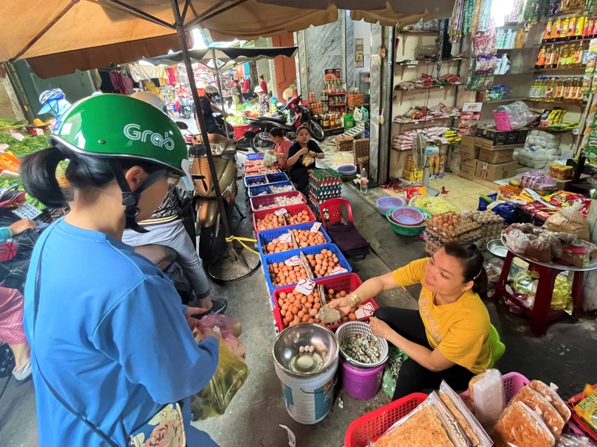 Trứng gà, trứng vịt...đang bày bán ở chợ. ẢNH: TÚ UYÊN Trứng gà, trứng vịt...đang bày bán ở chợ. ẢNH: TÚ UYÊN