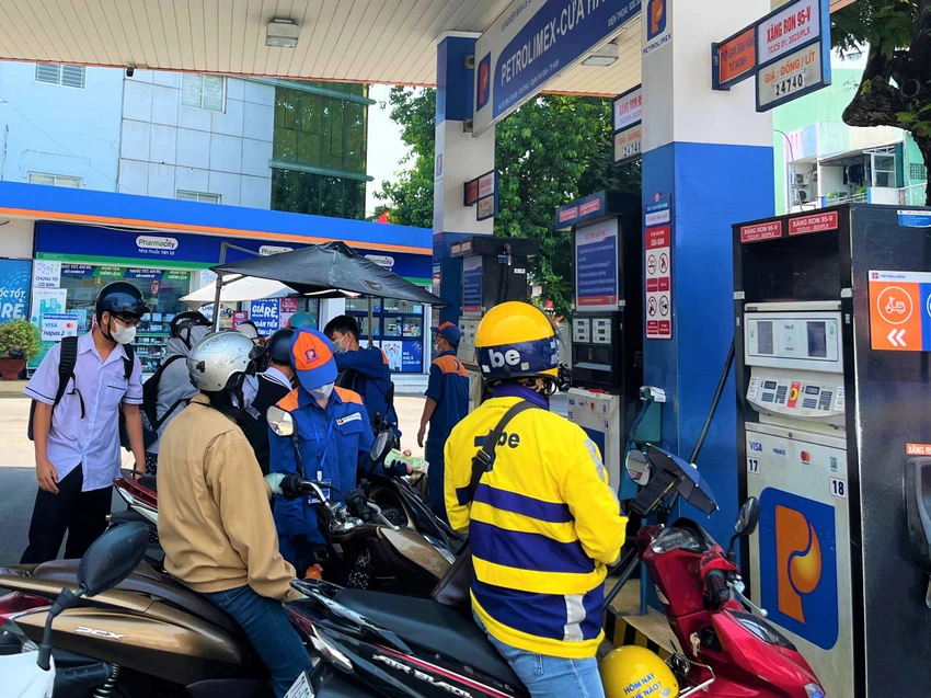 Người dân đổ xăng tại cửa hàng quận Tân Bình ngày 17-3. ẢNH: TÚ UYÊN Người dân đổ xăng tại cửa hàng quận Tân Bình ngày 17-3. ẢNH: TÚ UYÊN