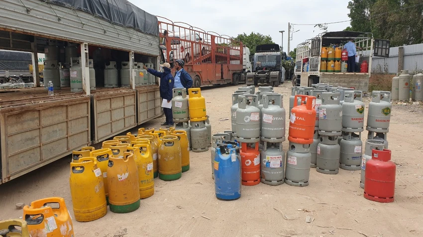 Lực lượng quản lý thị trường tạm giữ 4 xe tải và hơn 1.000 bình gas không có hóa đơn chứng từ. ẢNH: Cục QLTT TP.HCM Lực lượng quản lý thị trường tạm giữ 4 xe tải và hơn 1.000 bình gas không có hóa đơn chứng từ. ẢNH: Cục QLTT TP.HCM