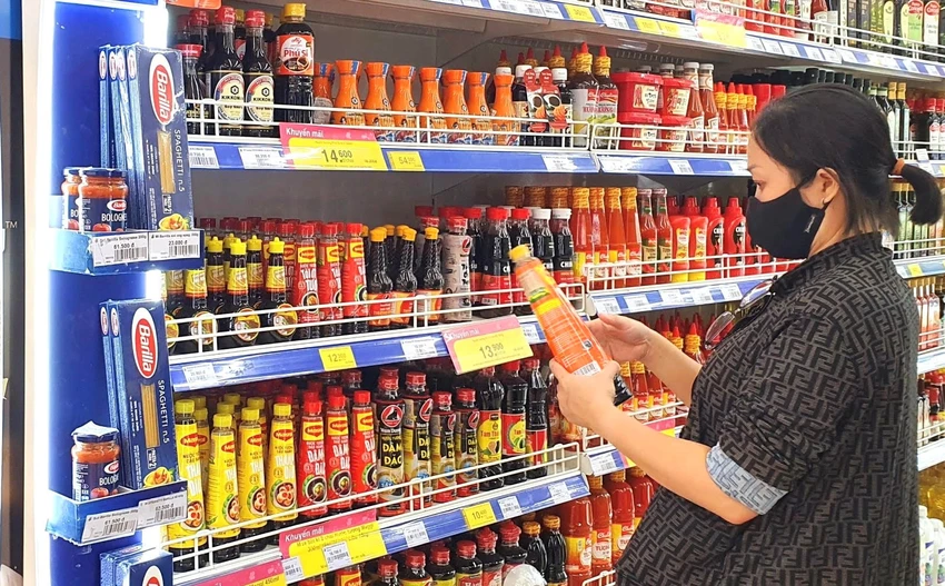 Nước tương, nước mắm được niêm yết giá trên quầy kệ siêu thị Nước tương, nước mắm được niêm yết giá trên quầy kệ siêu thị