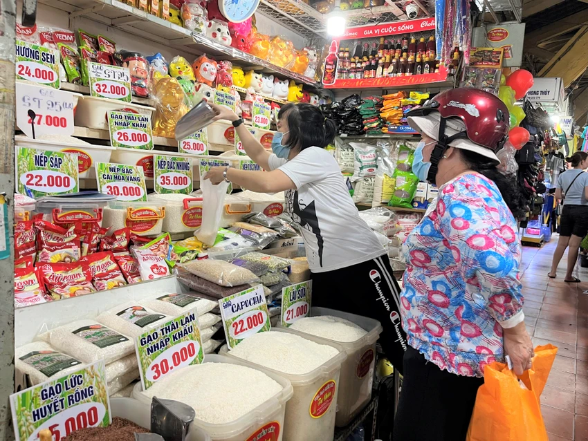 Nhiều loại gạo được bán ở chợ truyền thống. ẢNH: TÚ UYÊN Nhiều loại gạo được bán ở chợ truyền thống. ẢNH: TÚ UYÊN