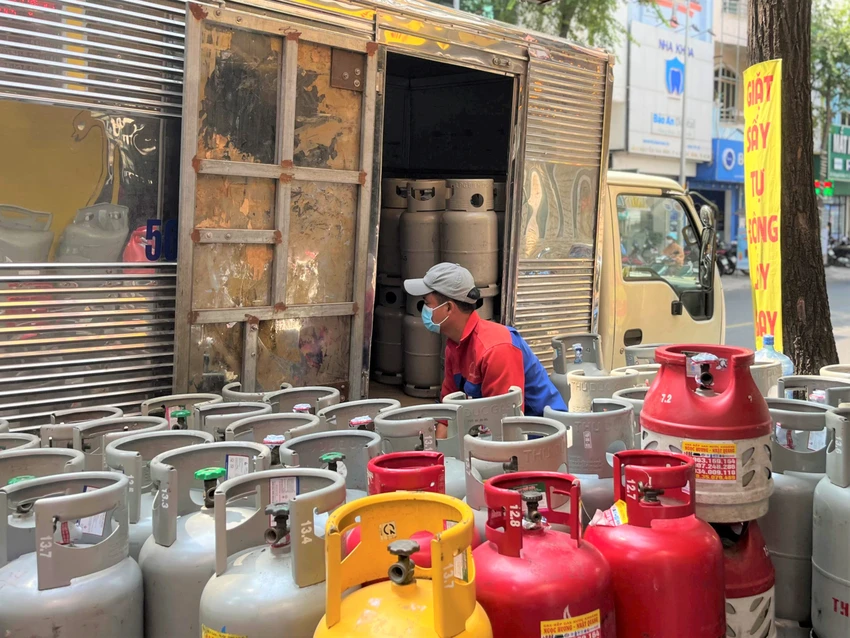 Tùy thương hiệu gas giảm từ 58.000-62.000 đồng/bình 12kg. ẢNH: TÚ UYÊN Tùy thương hiệu gas giảm từ 58.000-62.000 đồng/bình 12kg. ẢNH: TÚ UYÊN