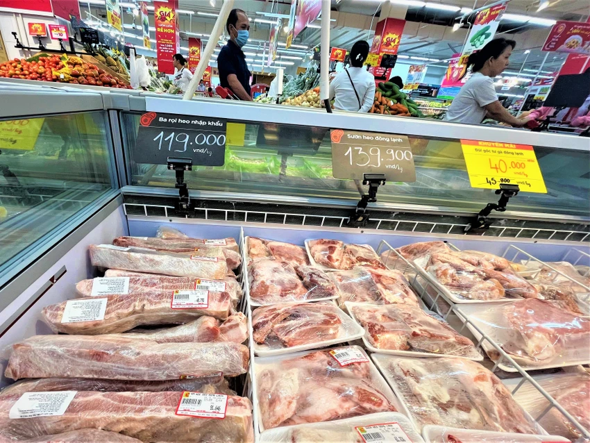 Thịt heo ba rọi nhập khẩu từ Nga bán tại siêu thị giá 119.000 đồng/kg. ẢNH: TÚ UYÊN Thịt heo ba rọi nhập khẩu từ Nga bán tại siêu thị giá 119.000 đồng/kg. ẢNH: TÚ UYÊN