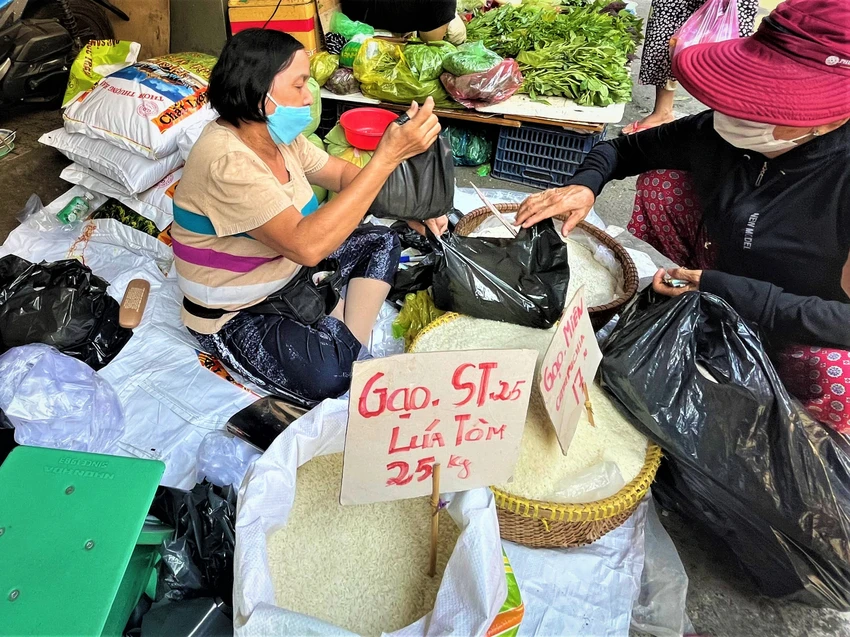 Gạo ST 25 lúa tôm giá 25.000 đồng/kg được bán tại chợ truyền thống. Ảnh: TÚ UYÊN Gạo ST 25 lúa tôm giá 25.000 đồng/kg được bán tại chợ truyền thống. Ảnh: TÚ UYÊN