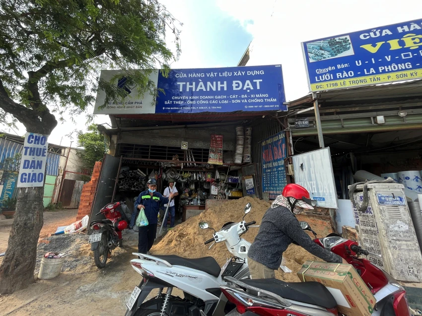 Người dân mua sắm cửa hàng vật liệu xây dựng. ẢNH: TÚ UYÊN Người dân mua sắm cửa hàng vật liệu xây dựng. ẢNH: TÚ UYÊN