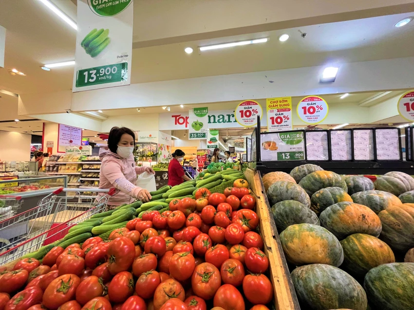 Người dân mua sắm nông sản tại siêu thị Người dân mua sắm nông sản tại siêu thị