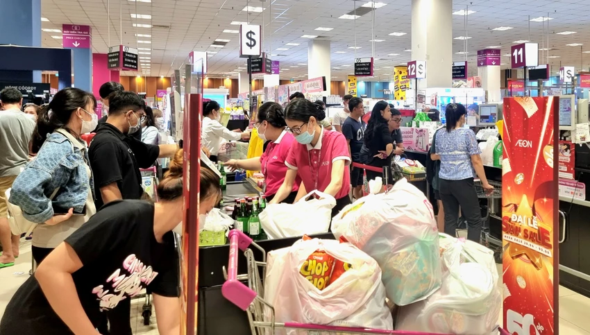 Người dân tranh thủ mua sắm trước kỳ nghỉ lễ Người dân tranh thủ mua sắm trước kỳ nghỉ lễ