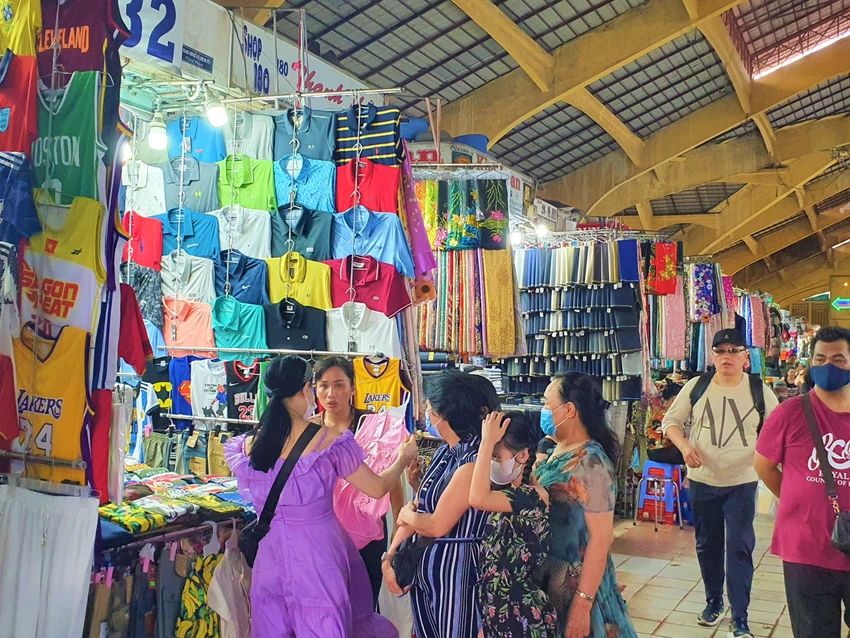 Bình thường khách Việt Nam đến chợ Bến Thành khoảng 20% trong dịp lễ này tăng lên 30% Bình thường khách Việt Nam đến chợ Bến Thành khoảng 20% trong dịp lễ này tăng lên 30%