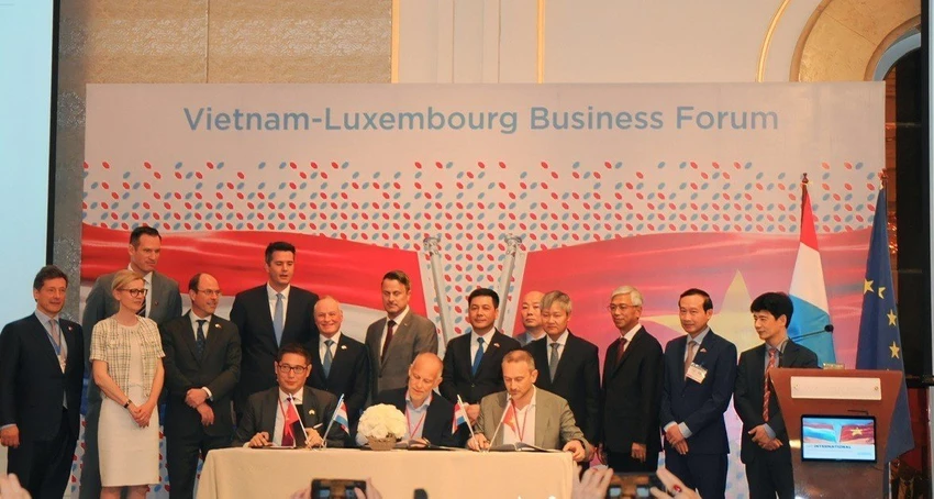 Lễ kí kết hợp tác giữa VCCI và Phòng thương mại Luxembourg và bản ghi nhớ hợp tác doanh nghiệp hai bên. Ảnh: Bộ Công thương Lễ kí kết hợp tác giữa VCCI và Phòng thương mại Luxembourg và bản ghi nhớ hợp tác doanh nghiệp hai bên. Ảnh: Bộ Công thương
