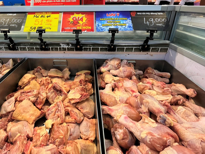 Đùi gà tỏi đông lạnh Mỹ giá 49.000 đồng/kg. ẢNH: TÚ UYÊN Đùi gà tỏi đông lạnh Mỹ giá 49.000 đồng/kg. ẢNH: TÚ UYÊN