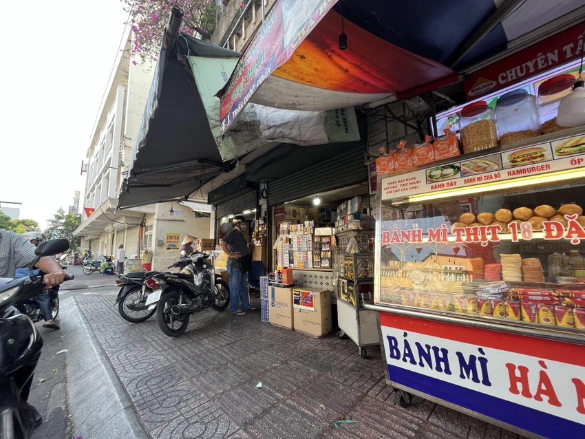 Người dân đang mua thuốc lá tại con đường chuyên bán thuốc lá quận 3. ẢNH: TÚ UYÊN Người dân đang mua thuốc lá tại con đường chuyên bán thuốc lá quận 3. ẢNH: TÚ UYÊN