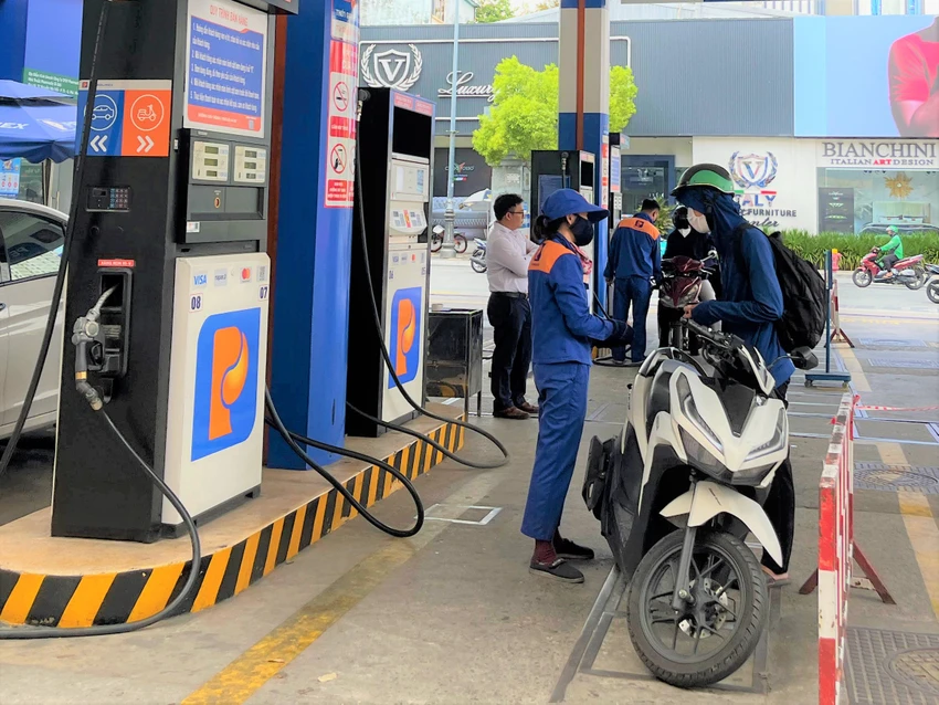 Người dân đổ xăng tại cửa hàng quận Phú Nhuận. ẢNH: TÚ UYÊN Người dân đổ xăng tại cửa hàng quận Phú Nhuận. ẢNH: TÚ UYÊN