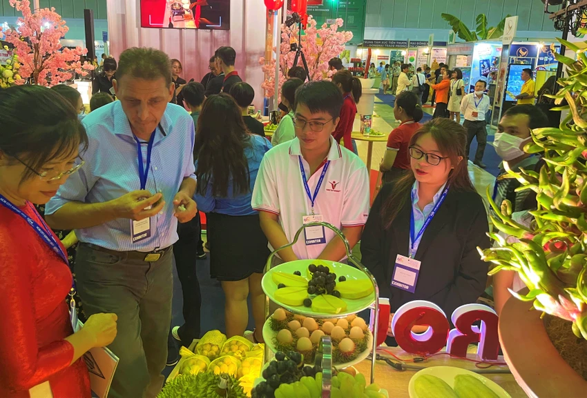 Trái cây đạt chuẩn xuất khẩu các thị trường Mỹ, Châu Âu...quảng bá tại hội chợ. ẢNH: TÚ UYÊN Trái cây đạt chuẩn xuất khẩu các thị trường Mỹ, Châu Âu...quảng bá tại hội chợ. ẢNH: TÚ UYÊN