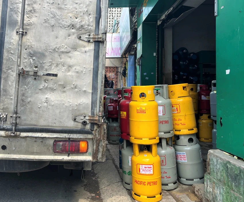 Gas tháng 6 điều chỉnh giảm giá 35.000 đồng/bình 12kg. ẢNH: TÚ UYÊN