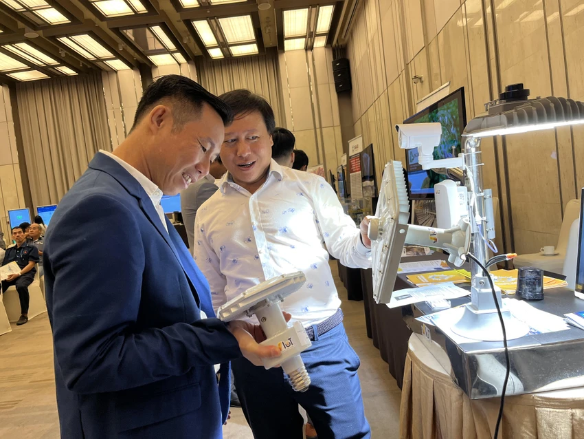 Thiết bị chiếu sáng trong khu công nghiệp, thành phố thông minh như đèn đường thông minh được khách hàng quan tâm. Thiết bị chiếu sáng trong khu công nghiệp, thành phố thông minh như đèn đường thông minh được khách hàng quan tâm.