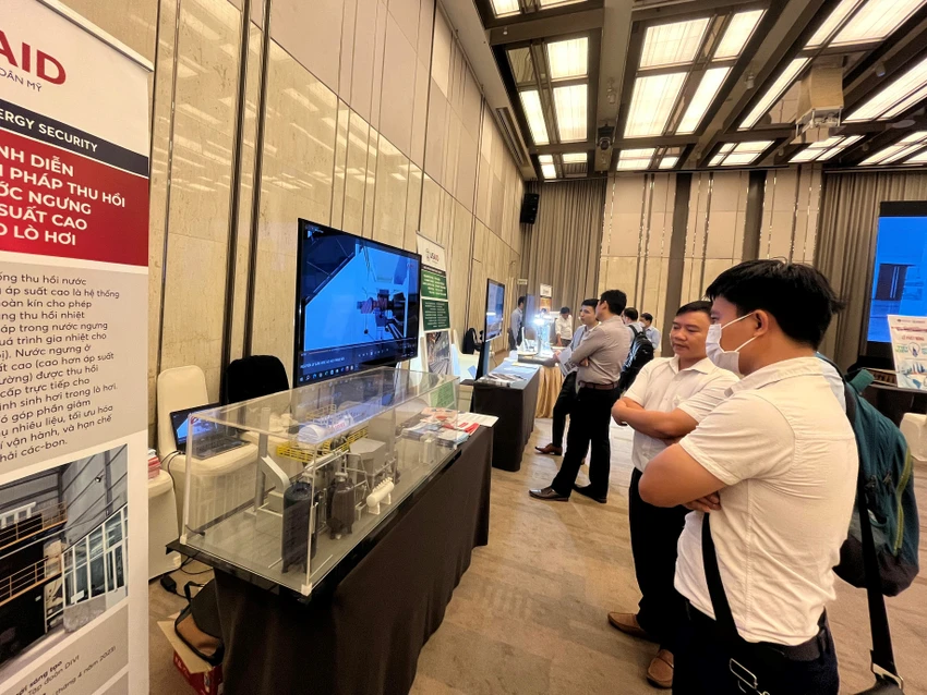 Khách hàng nghe giới thiệu hệ thống thu hồi nước từ áp suất lò hơi giúp hạn chế phát thải cacbon. Khách hàng nghe giới thiệu hệ thống thu hồi nước từ áp suất lò hơi giúp hạn chế phát thải cacbon.