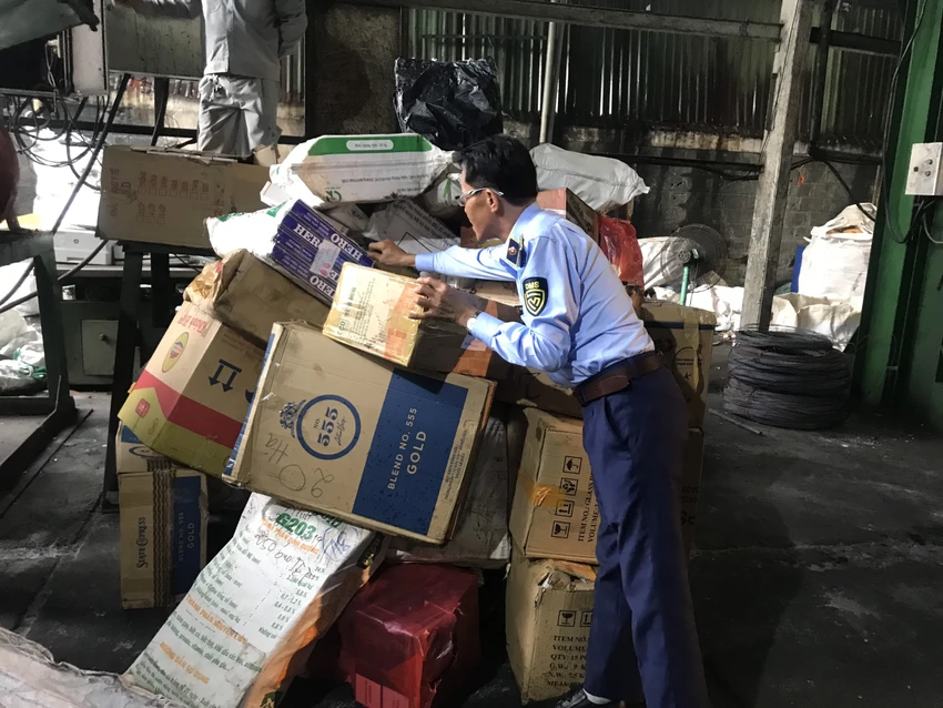 Toàn bộ thuốc lá nhập lậu tiêu hủy bằng hình thức xay nhuyễn, đem đốt. ẢNH: Cục QLTT TP.HCM