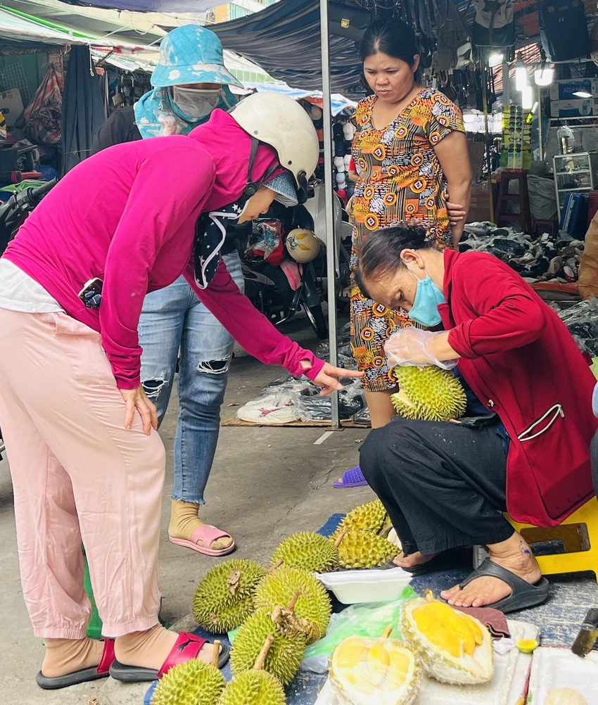 Sầu riêng Ri6 với giá tại các chợ 70.000-80.000 đồng/kg được người tiêu dùng mua. ẢNH: TÚ UYÊN Sầu riêng Ri6 với giá tại các chợ 70.000-80.000 đồng/kg được người tiêu dùng mua. ẢNH: TÚ UYÊN
