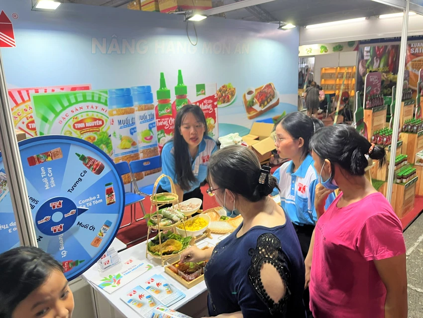 TP.HCM khai mạc hội chợ khuyến mãi khủng, nhiều mặt hàng giảm 70% ảnh 11 TP.HCM khai mạc hội chợ khuyến mãi khủng, nhiều mặt hàng giảm 70% ảnh 11