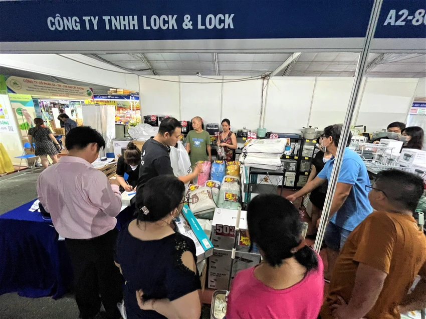 Các sản phẩm gia dụng giảm đến 50% thu hút nhiều khách chọn mua Các sản phẩm gia dụng giảm đến 50% thu hút nhiều khách chọn mua