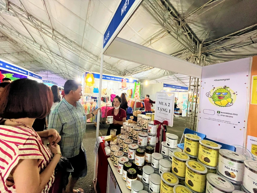 TP.HCM khai mạc hội chợ khuyến mãi khủng, nhiều mặt hàng giảm 70% ảnh 3 TP.HCM khai mạc hội chợ khuyến mãi khủng, nhiều mặt hàng giảm 70% ảnh 3
