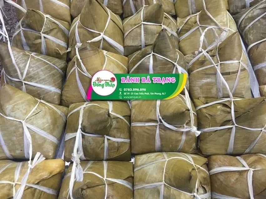 Bên cạnh bánh ú tro, bánh bá trạng với tám loại nhân cũng được khách chuộng mua trong ngày Tết Đoan Ngọ Bên cạnh bánh ú tro, bánh bá trạng với tám loại nhân cũng được khách chuộng mua trong ngày Tết Đoan Ngọ