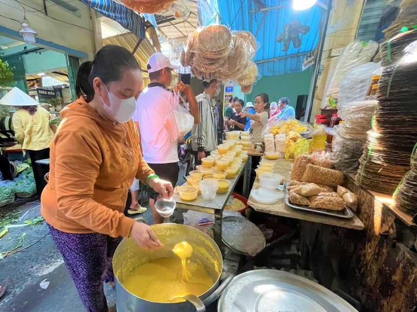 Nồi chè kê nghi ngút khói được người bán nhanh tay múc ra chén phục vụ nhu cầu mua cúng trong dịp Tết Đoan Ngọ. Nồi chè kê nghi ngút khói được người bán nhanh tay múc ra chén phục vụ nhu cầu mua cúng trong dịp Tết Đoan Ngọ.