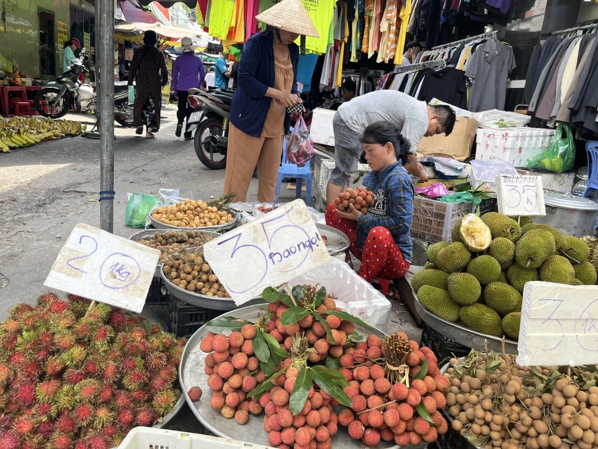 Tại một số chợ, giá trái cây như vải thiều không biến động so với ngày thường Tại một số chợ, giá trái cây như vải thiều không biến động so với ngày thường