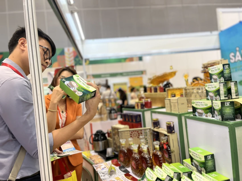 Tại gian hàng tiêu biểu tỉnh Long An giới thiệu sản phẩm đầu tiên từ mộng dừa Bến Tre-cà phê hòa tan mộng dừa