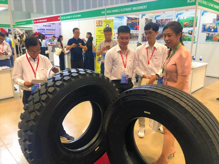 Lốp xe Việt Nam được trưng bày tại triển lãm công nghiệp ngành sơn, giấy, cao su và nhựa 2023. ẢNH: TÚ UYÊN Lốp xe Việt Nam được trưng bày tại triển lãm công nghiệp ngành sơn, giấy, cao su và nhựa 2023. ẢNH: TÚ UYÊN