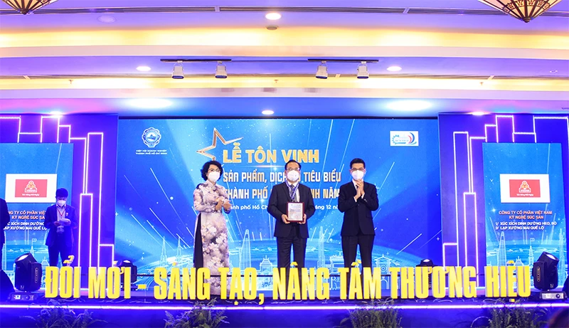 Doanh nghiệp đạt thương hiệu sản phẩm dịch vụ tiêu biểu năm 2021. ẢNH: ANH TRÂM Doanh nghiệp đạt thương hiệu sản phẩm dịch vụ tiêu biểu năm 2021. ẢNH: ANH TRÂM