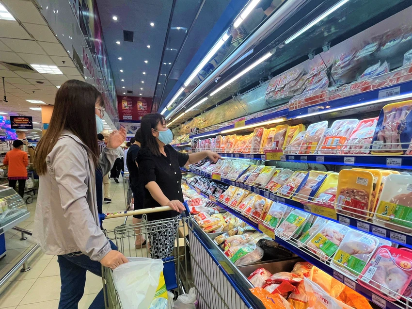 Giá cả tăng khiến người tiêu dùng thắt chặt hầu bao, tìm cách tiết kiệm.ẢNH: TÚ UYÊN Giá cả tăng khiến người tiêu dùng thắt chặt hầu bao, tìm cách tiết kiệm.ẢNH: TÚ UYÊN