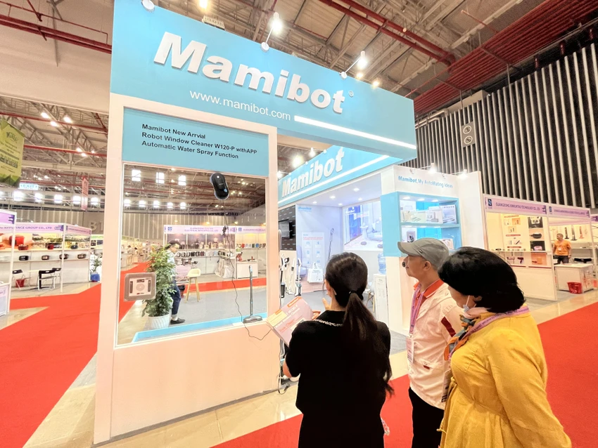 Trình diễn robot lau cửa tự động