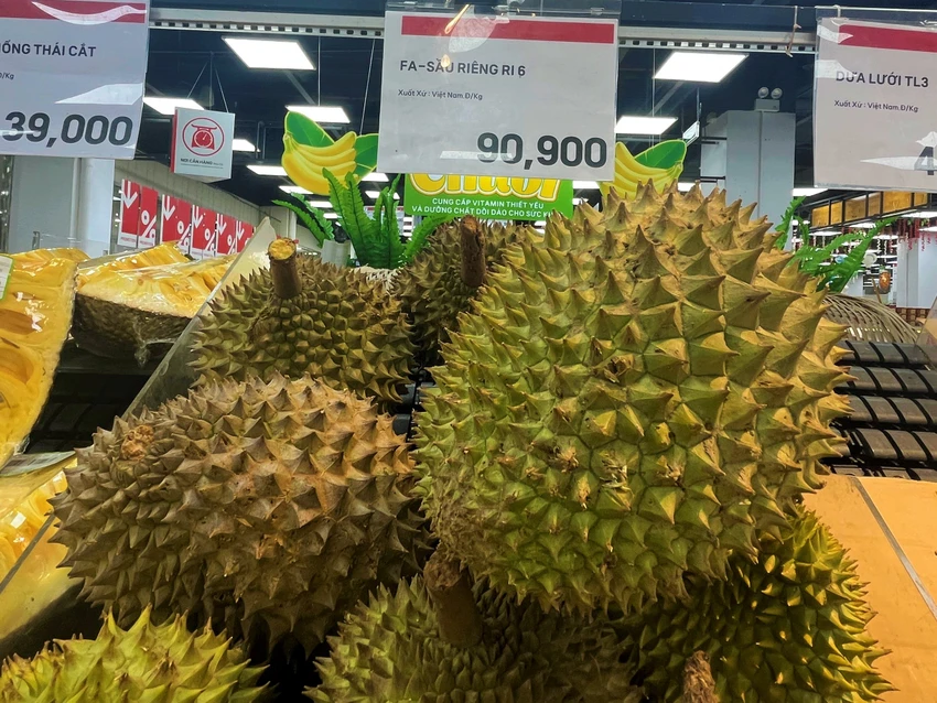 Sầu riêng Ri6 đang bán ở siêu thị giá 90.900 đồng/kg. Ảnh: TÚ UYÊN Sầu riêng Ri6 đang bán ở siêu thị giá 90.900 đồng/kg. Ảnh: TÚ UYÊN