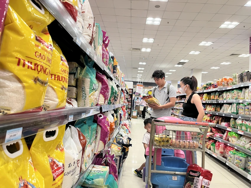 Trong sáu tháng xuất khẩu gạo Việt Nam đạt 2,26 tỉ USD tăng hơn 30% so với cùng kỳ. ẢNH: TÚ UYÊN