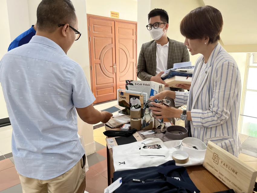 Sản phẩm thời trang làm từ bã cà phê. ẢNH: TÚ UYÊN Sản phẩm thời trang làm từ bã cà phê. ẢNH: TÚ UYÊN
