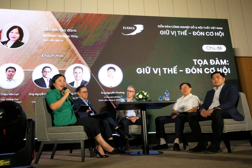 Các chuyên gia, doanh nghiệp trao đổi tại diễn đàn. Các chuyên gia, doanh nghiệp trao đổi tại diễn đàn.