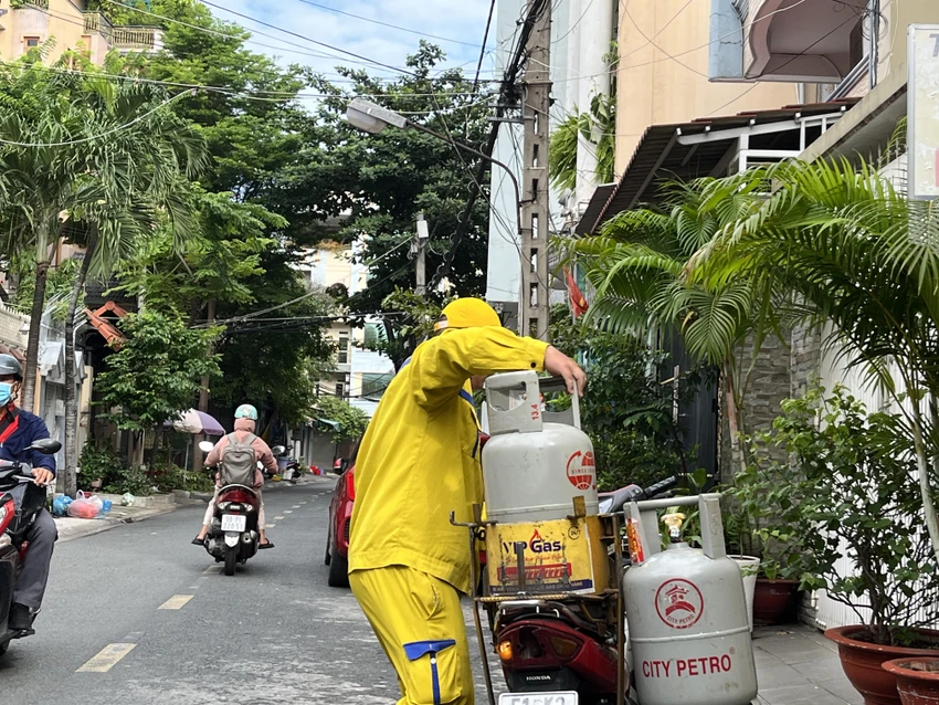 Từ 1-8 giá gas đồng loạt tăng 26.000-26.500 đồng/bình 12kg. ẢNH: TÚ UYÊN Từ 1-8 giá gas đồng loạt tăng 26.000-26.500 đồng/bình 12kg. ẢNH: TÚ UYÊN