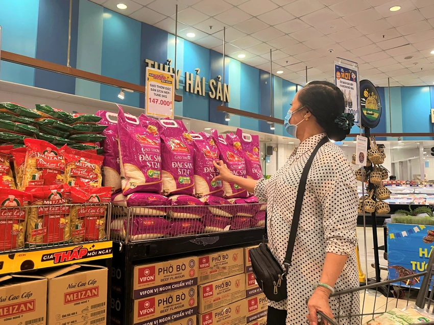 Người dân đang chọn mua gạo ở siêu thị. ẢNH: TÚ UYÊN Người dân đang chọn mua gạo ở siêu thị. ẢNH: TÚ UYÊN