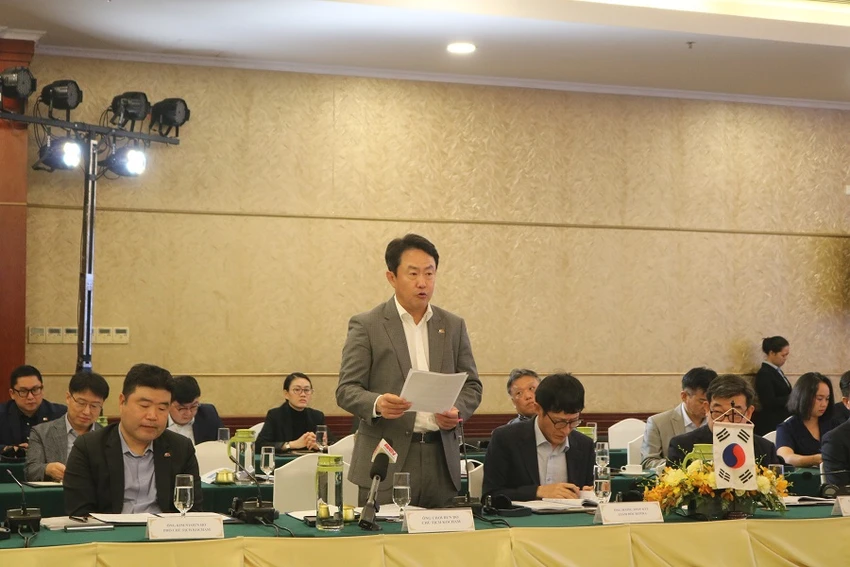 Chủ tịch Hiệp hội doanh nghiệp Hàn Quốc phát biểu tại buổi đối thoại. Chủ tịch Hiệp hội doanh nghiệp Hàn Quốc phát biểu tại buổi đối thoại.