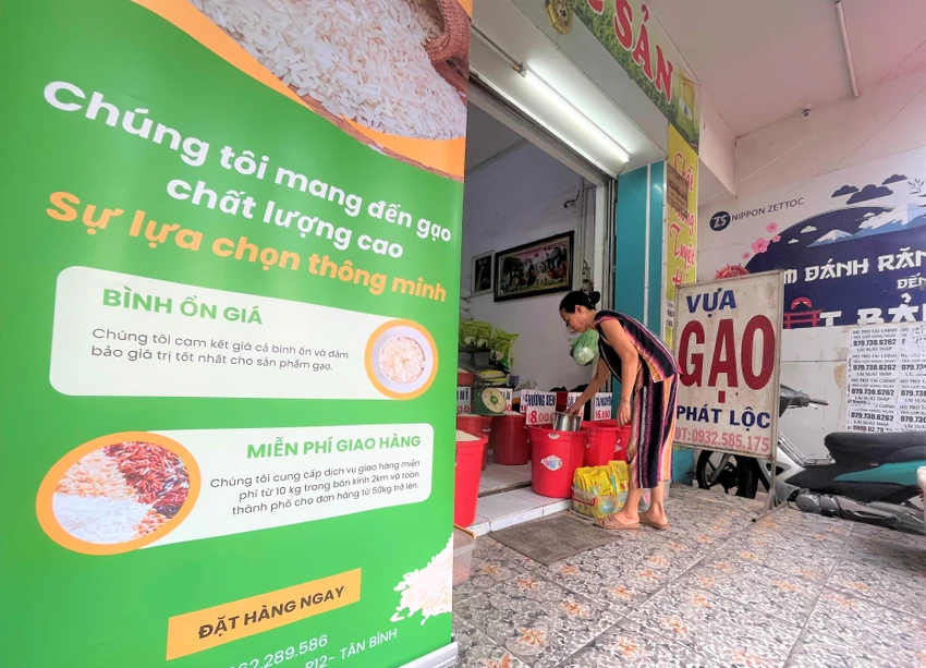 Một cửa hàng gạo cam kết bình ổn giá. ẢNH: TÚ UYÊN Một cửa hàng gạo cam kết bình ổn giá. ẢNH: TÚ UYÊN