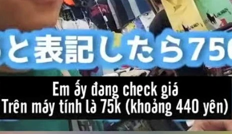 Người bán báo giá ba đôi tất. Ảnh chụp từ clip Người bán báo giá ba đôi tất. Ảnh chụp từ clip