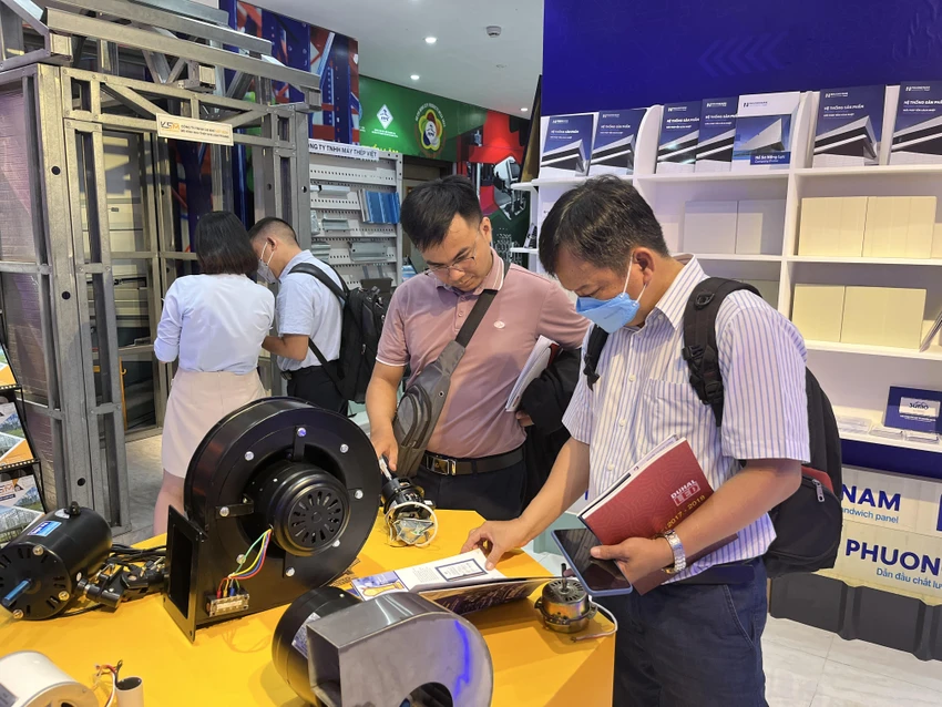 Tuần lễ Triển lãm sản phẩm ngành cơ khí, thiết bị điện và công nghệ số 2023. ẢNH: TÚ UYÊN Tuần lễ Triển lãm sản phẩm ngành cơ khí, thiết bị điện và công nghệ số 2023. ẢNH: TÚ UYÊN