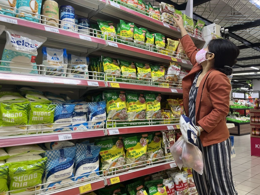 Đường bán nhiều ở siêu thị nhưng vắng khách mua. ẢNH: TÚ UYÊN Đường bán nhiều ở siêu thị nhưng vắng khách mua. ẢNH: TÚ UYÊN