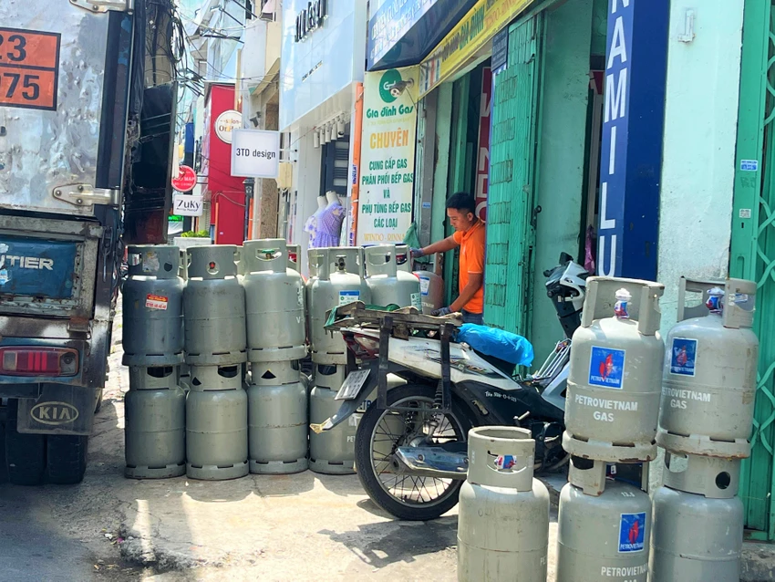 Nhiều công ty gas tăng giá 33.000 đồng/bình 12kg. ẢNH: TÚ UYÊN Nhiều công ty gas tăng giá 33.000 đồng/bình 12kg. ẢNH: TÚ UYÊN