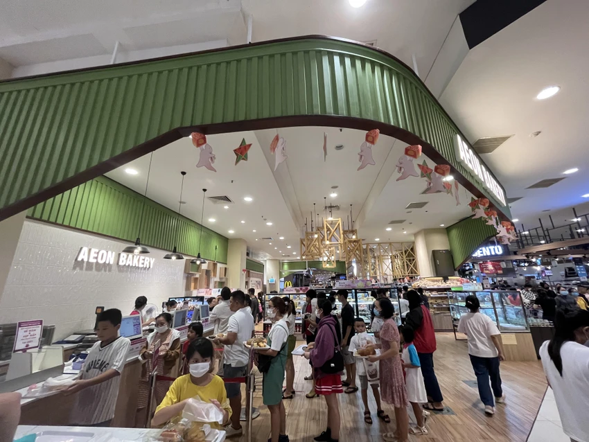 Nhiều người chờ tính tiền khu vực ăn uống tự chọn