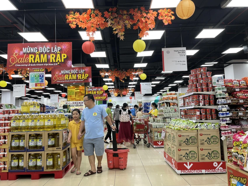 Lễ 2-9: Người dân kéo đến các siêu thị vui chơi, ăn uống ảnh 4